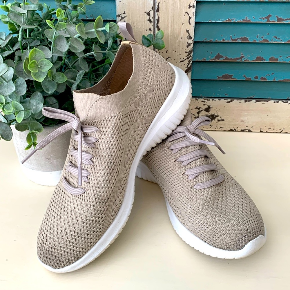 Women’s Skechers Air Cooled Memory Foam athletic sneakers Sz 9.5